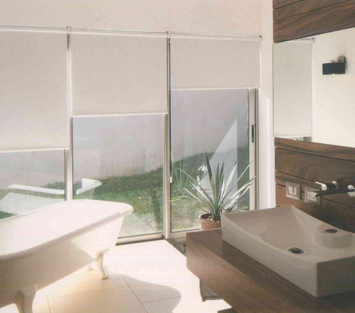 捲簾天窗設計：美觀窗飾選擇，有效遮光，提供隱私保護，營造舒適室內環境，完美配合天窗設計，增添家居美感。