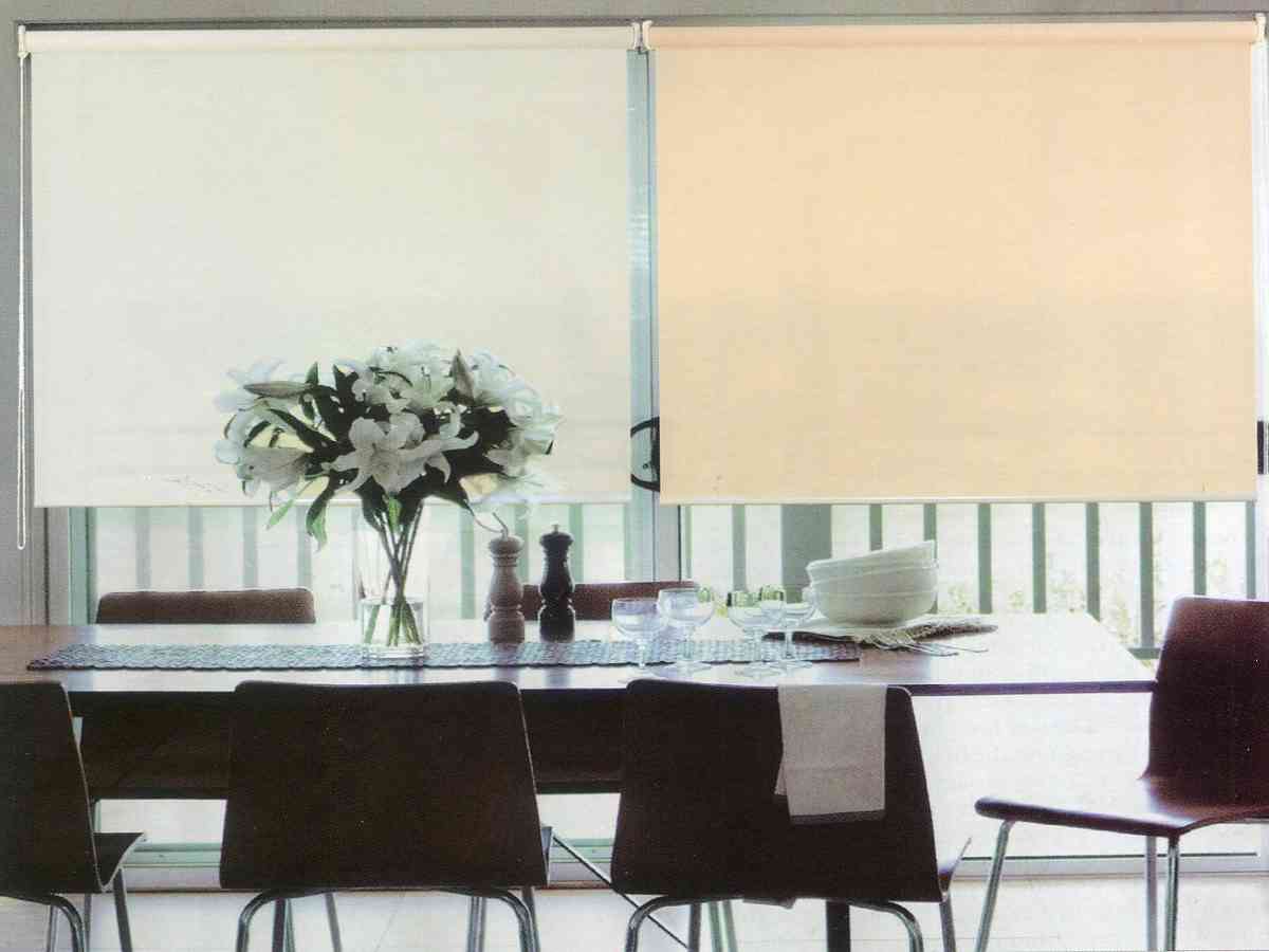 遮光捲簾使用設計：提供優質遮光效果的窗飾解決方案，方便操作，有效隔絕陽光，為您的家居環境帶來舒適與便利。