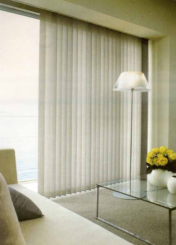 直百葉窗簾設計：時尚直型百葉窗選擇，簡約美觀，提供自然光線調節，打造現代家居風格，增添室內舒適感。