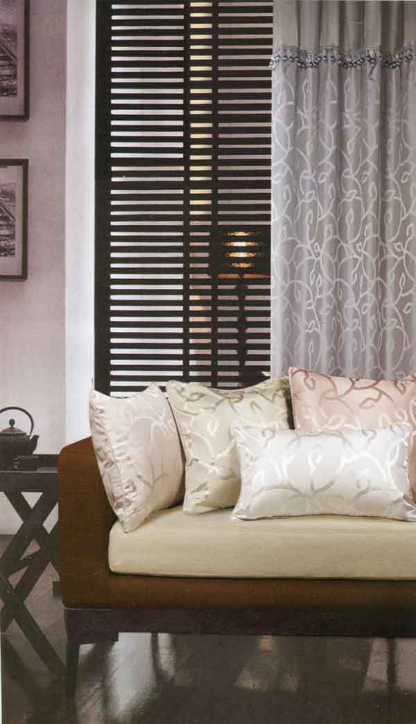 直百葉窗簾品牌推薦：優質直百葉窗，多款式選擇，展現獨特風情，為家居增添溫馨氛圍。
