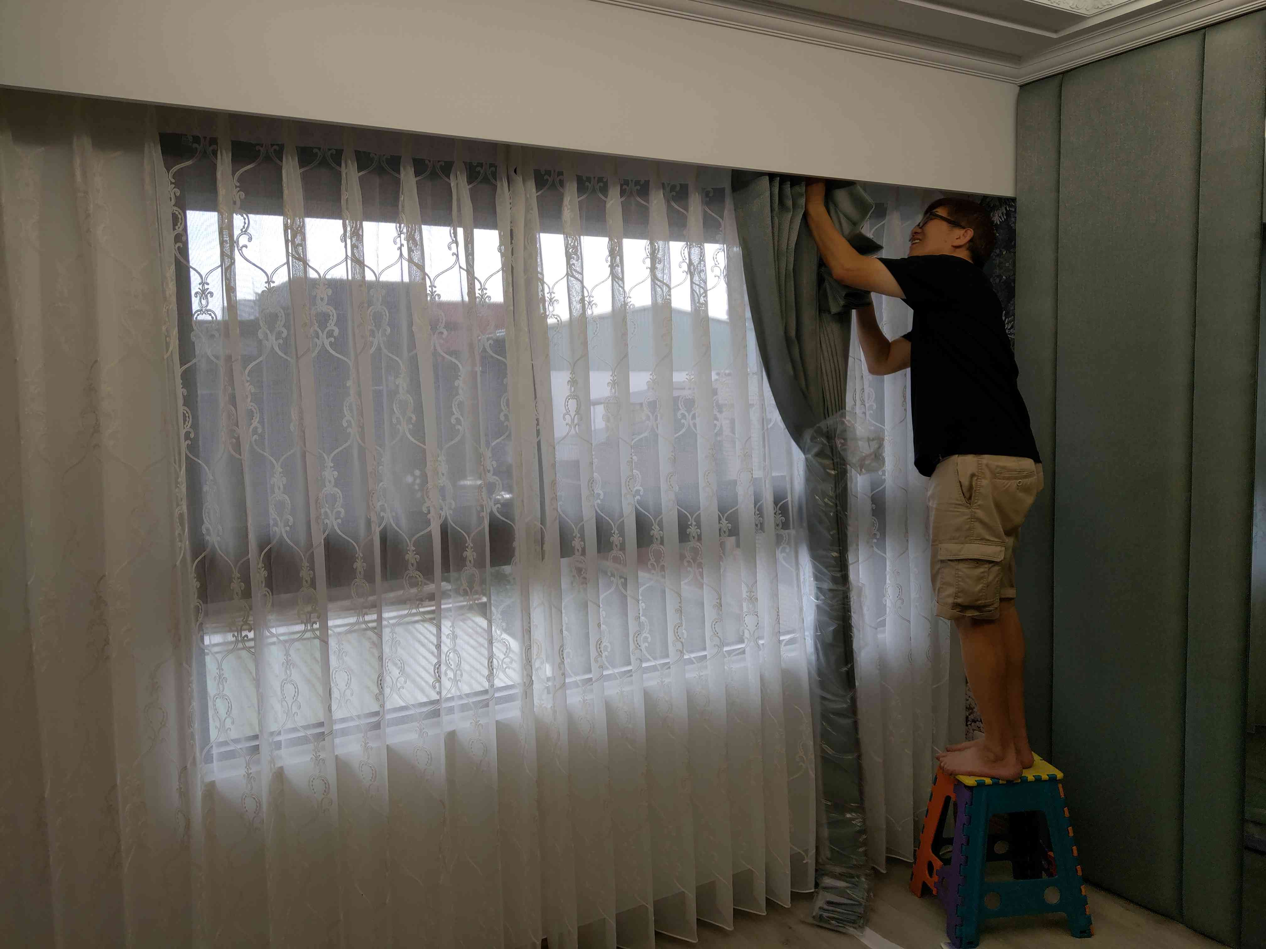 臥室電動窗簾案例|遮光與床邊控制 臥室電動窗簾案例示意圖:智慧窗簾系統與遮光窗簾規劃
